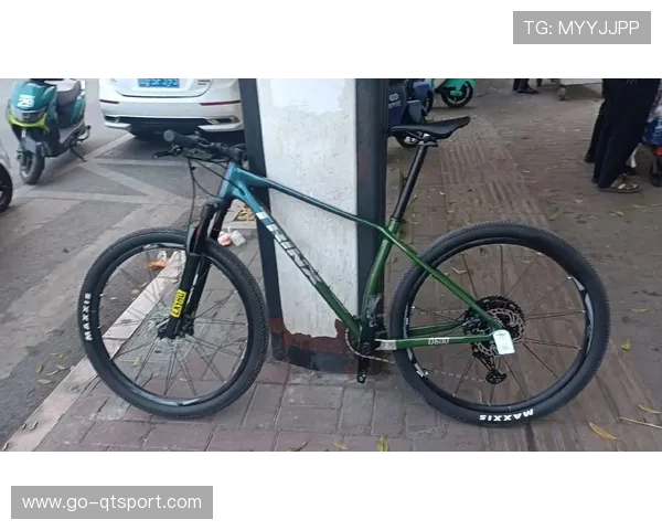 千里达双人速降赛倡导“以车会友”,吸引爱好者体验山地车乐趣 千里达双人速降赛倡导“以车会友”,吸引爱好者体验山地车乐趣